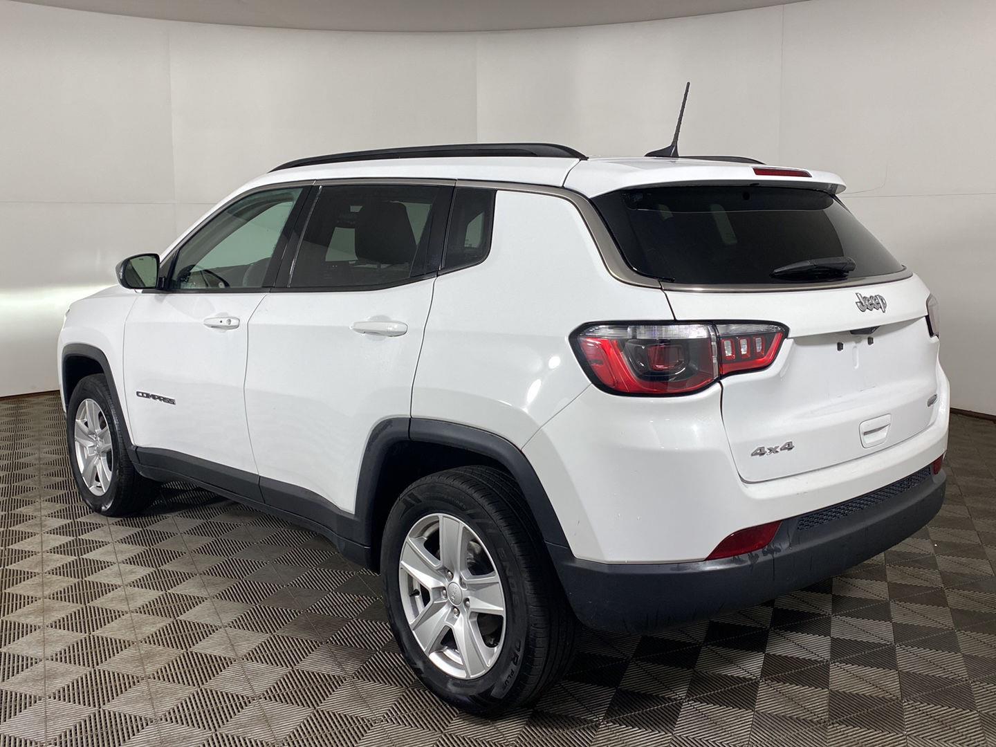Certified Used 2022 Bright White Clearcoat Jeep Latitude image 4