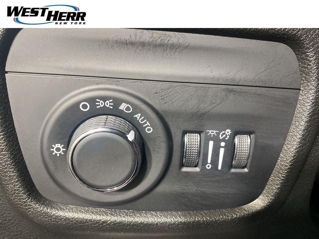 Used 2023 Diamond Black Crystal Pearlcoa Jeep Altitude image 13