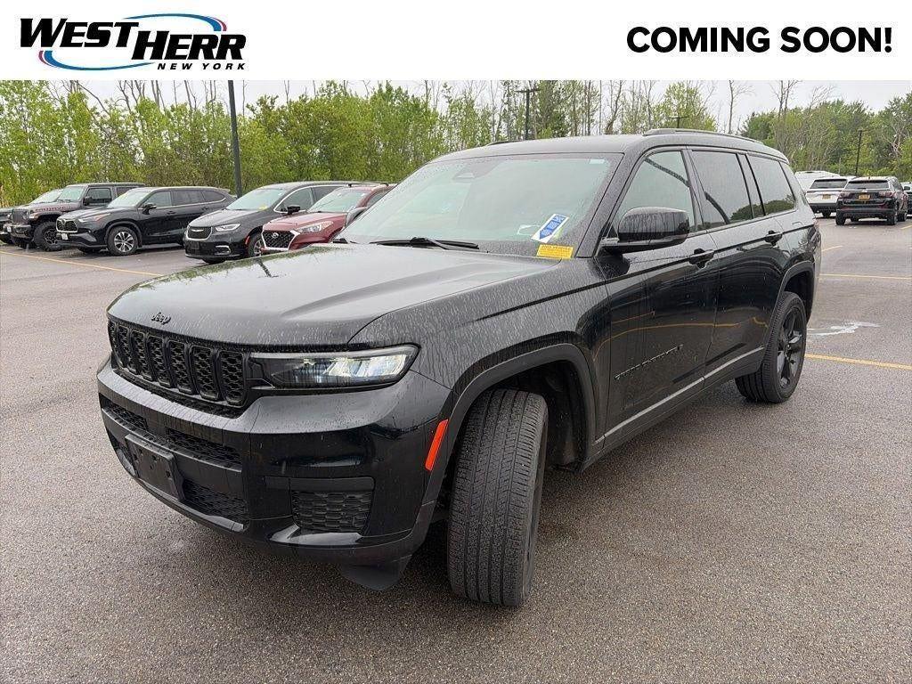 Certified Used 2023 Diamond Black Crystal Pearlcoa Jeep Altitude image 4