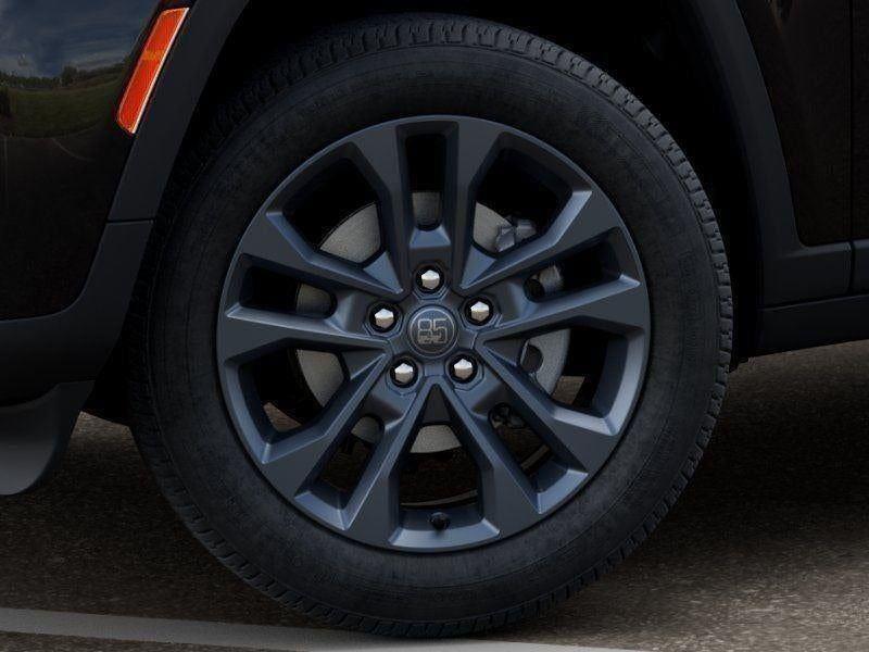 New 2026 Diamond Black Crystal Pearl-Coat Exterior Paint Jeep GRAND CHEROKEE 85TH ANNIVERSAR image 8