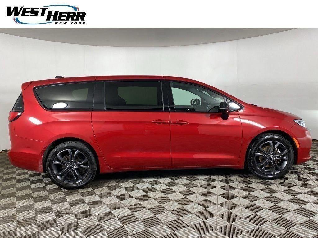 Used 2026 Red Hot Pearlcoat Chrysler Select image 50