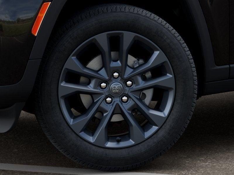 New 2026 Diamond Black Crystal Pearl-Coat Exterior Paint Jeep GRAND CHEROKEE 85TH ANNIVERSAR image 84