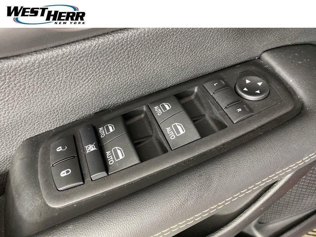 Used 2026 Red Hot Pearlcoat Chrysler Select image 40