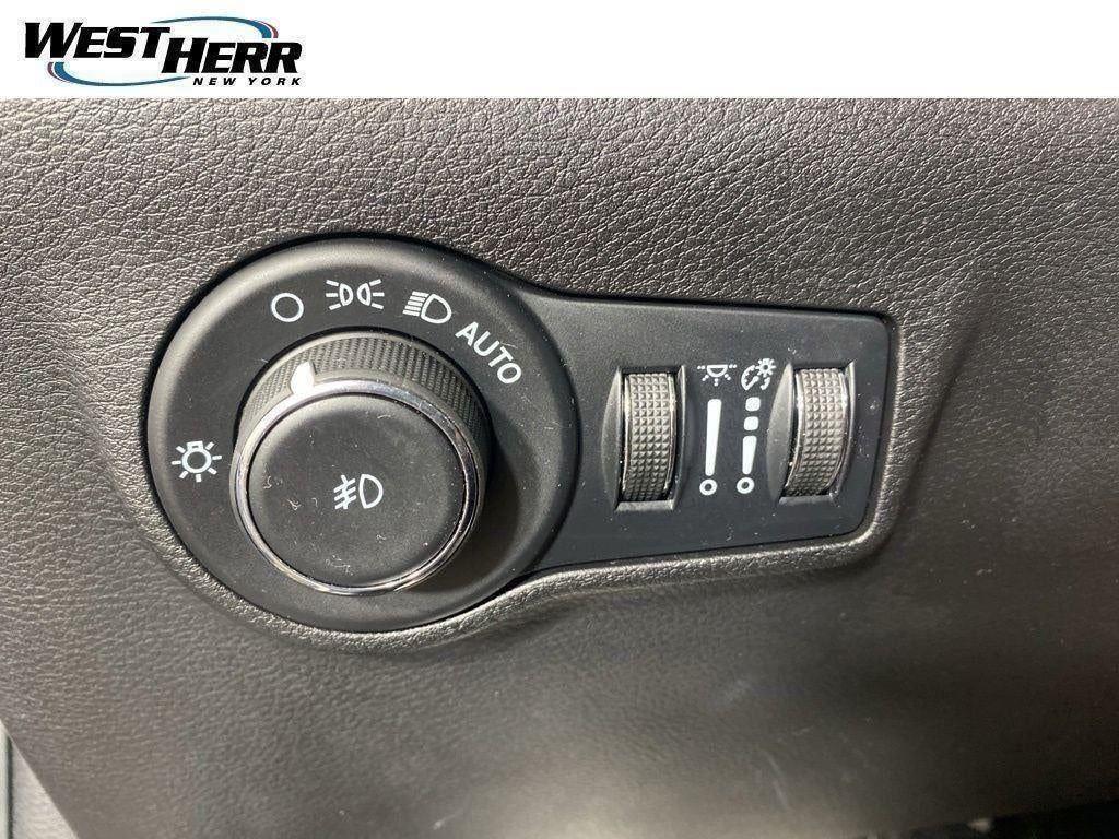 Certified Used 2022 Bright White Clearcoat Jeep Latitude 4x4 image 11
