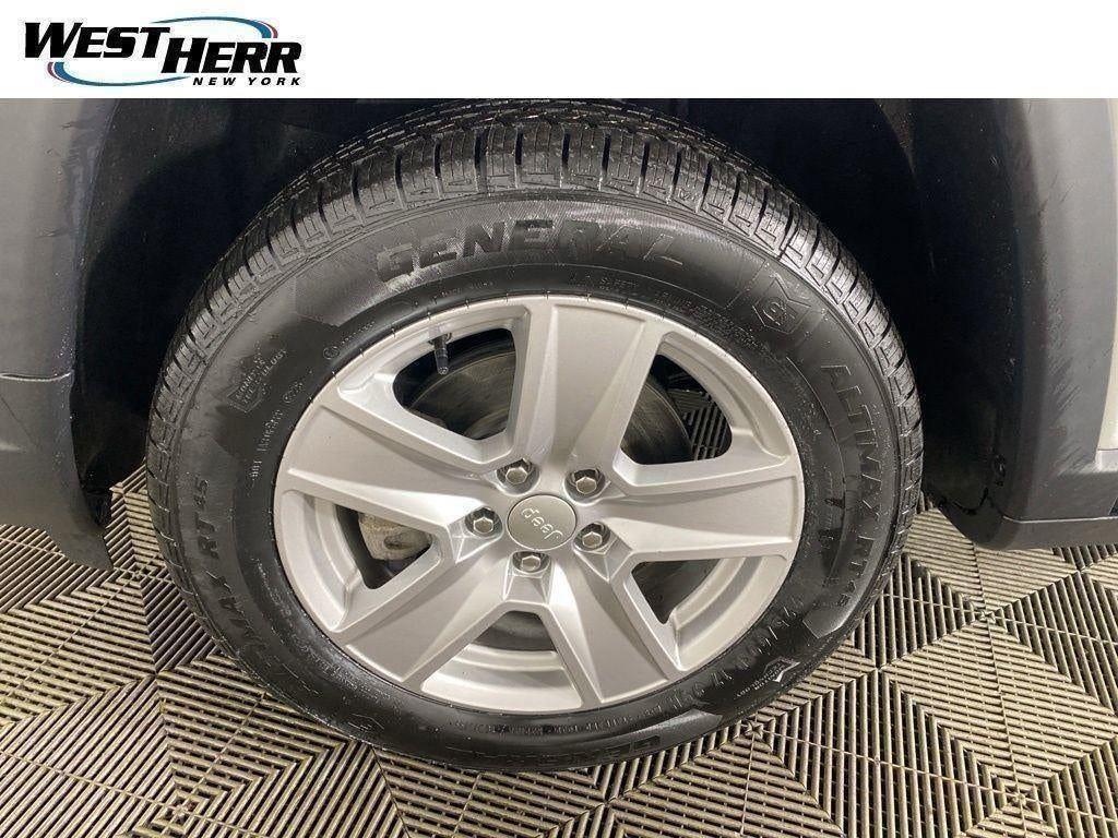 Certified Used 2022 Bright White Clearcoat Jeep Latitude 4x4 image 27