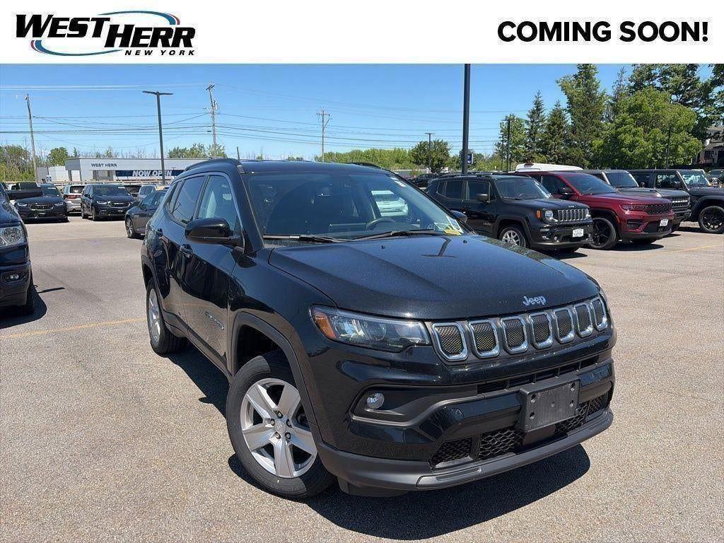 Certified Used 2022 Diamond Black Crystal Pearlcoa Jeep Latitude 4x4 image 11