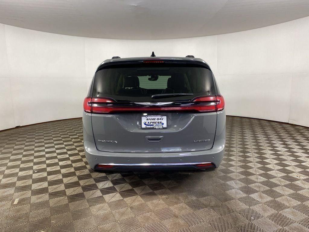 Used 2023 Ceramic Gray Clearcoat Chrysler Limited image 6