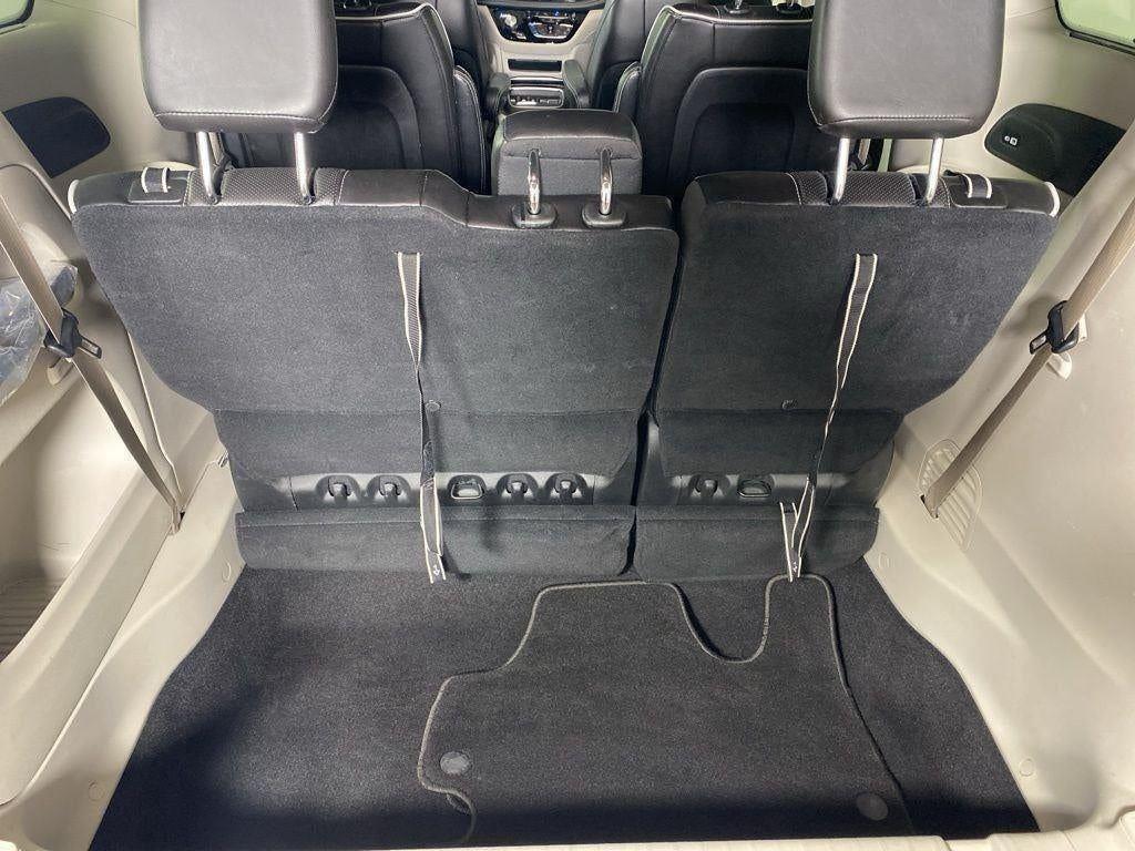 Used 2023 Ceramic Gray Clearcoat Chrysler Limited image 34
