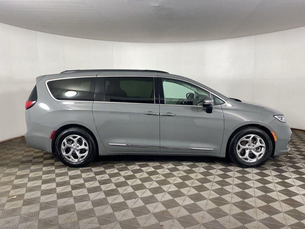 Used 2023 Ceramic Gray Clearcoat Chrysler Limited image 44