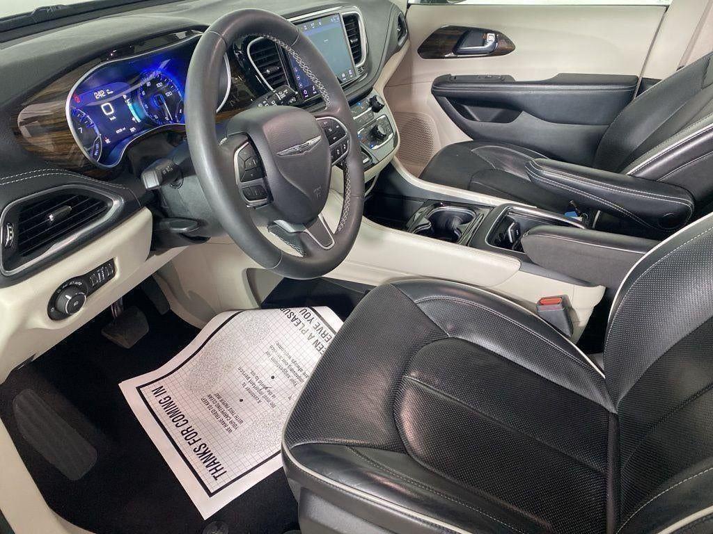 Used 2023 Ceramic Gray Clearcoat Chrysler Limited image 57