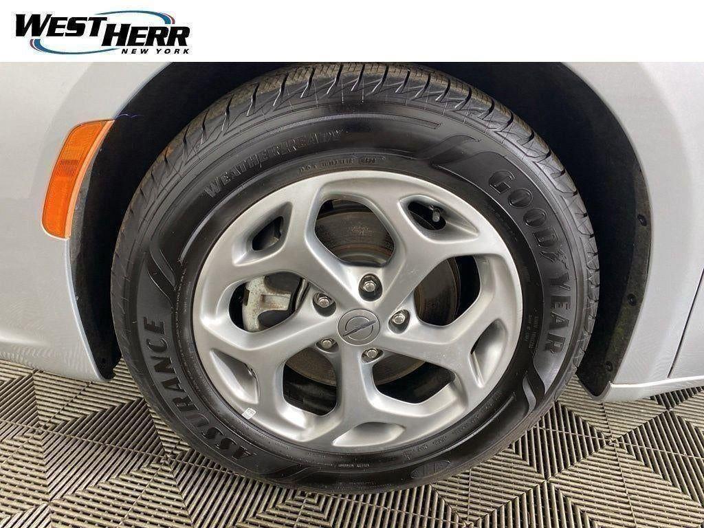 Certified Used 2023 Silver Mist Clearcoat Chrysler Limited image 18