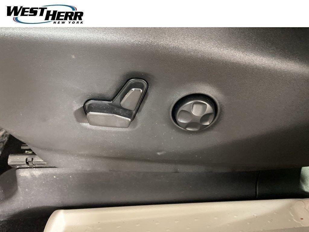 Certified Used 2023 Silver Mist Clearcoat Chrysler Limited image 41