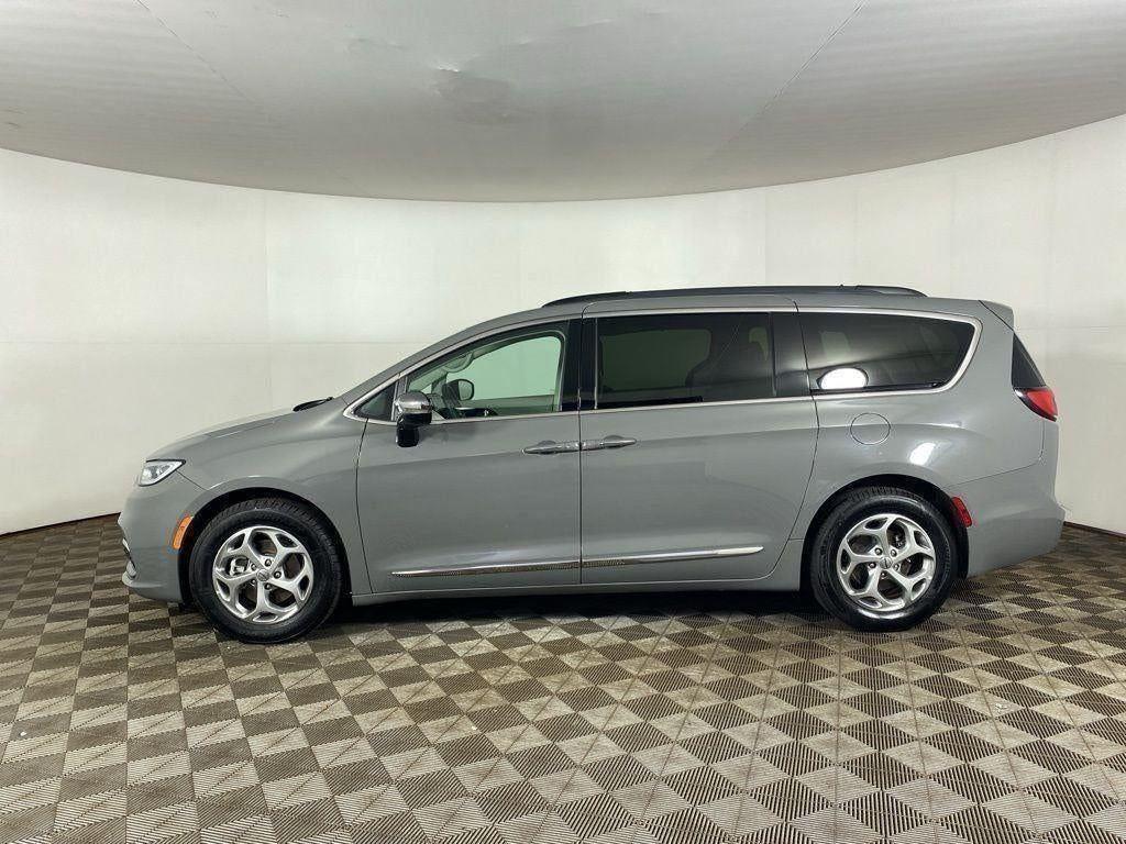 Used 2023 Ceramic Gray Clearcoat Chrysler Limited image 4