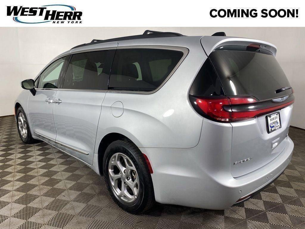 Certified Used 2023 Silver Mist Clearcoat Chrysler Limited image 54