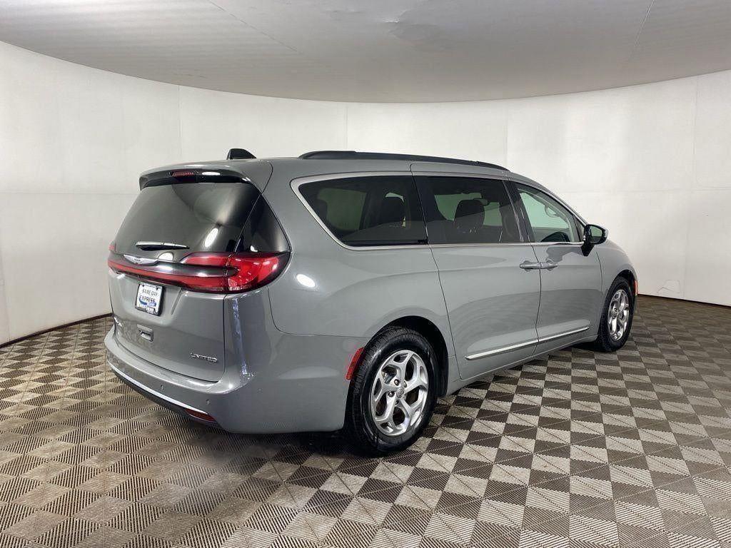 Used 2023 Ceramic Gray Clearcoat Chrysler Limited image 7