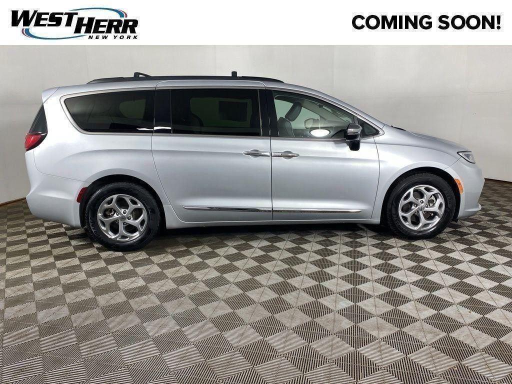Certified Used 2023 Silver Mist Clearcoat Chrysler Limited image 50