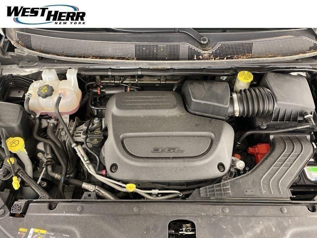 Certified Used 2023 Silver Mist Clearcoat Chrysler Limited image 19