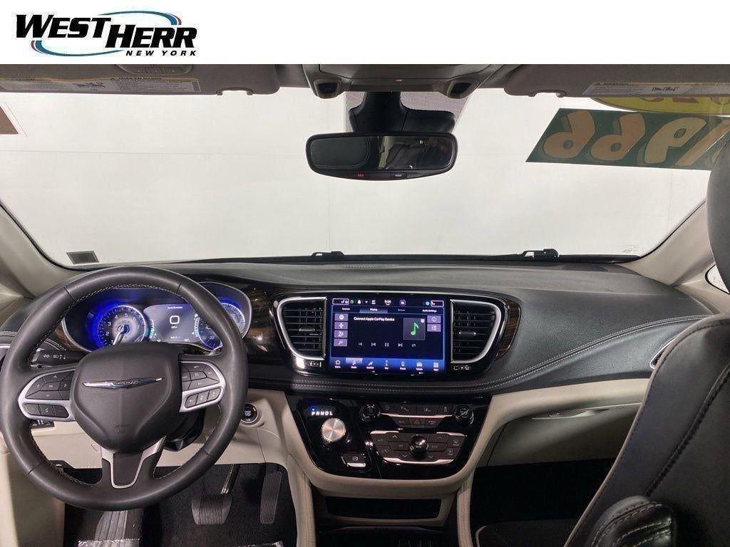 Certified Used 2023 Silver Mist Clearcoat Chrysler Limited image 17