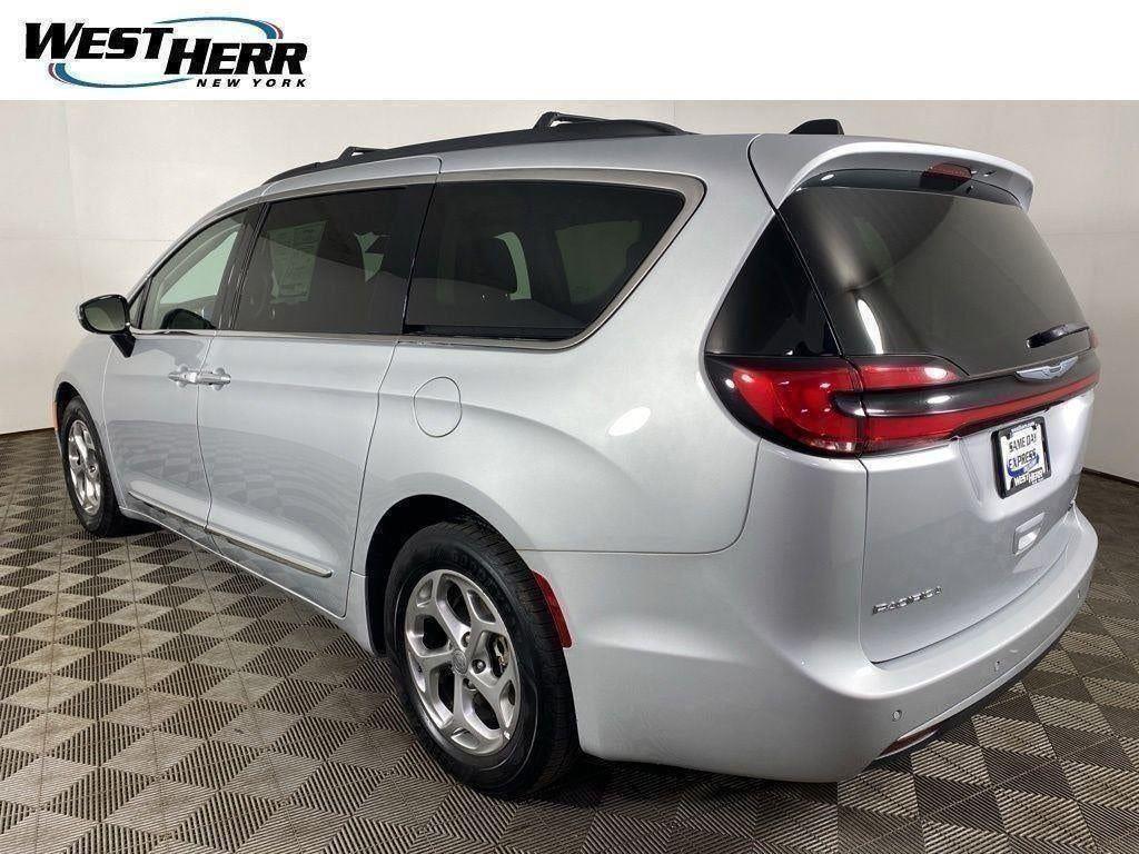 Certified Used 2023 Silver Mist Clearcoat Chrysler Limited image 27