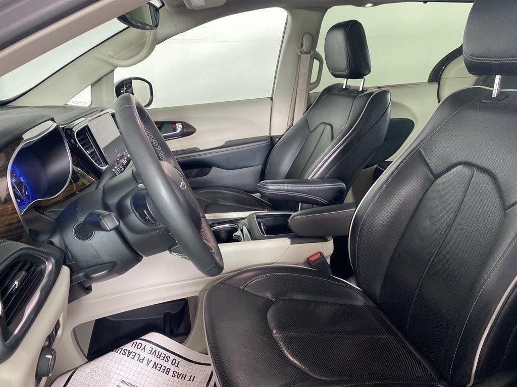 Used 2023 Ceramic Gray Clearcoat Chrysler Limited image 22