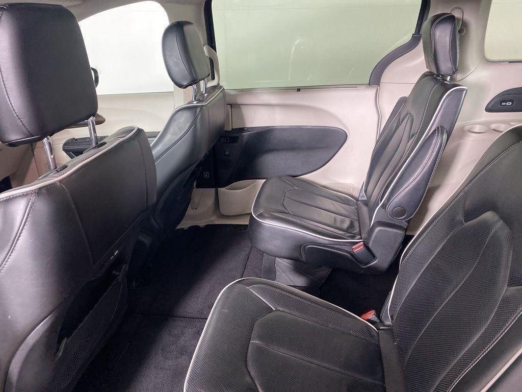 Used 2023 Ceramic Gray Clearcoat Chrysler Limited image 19