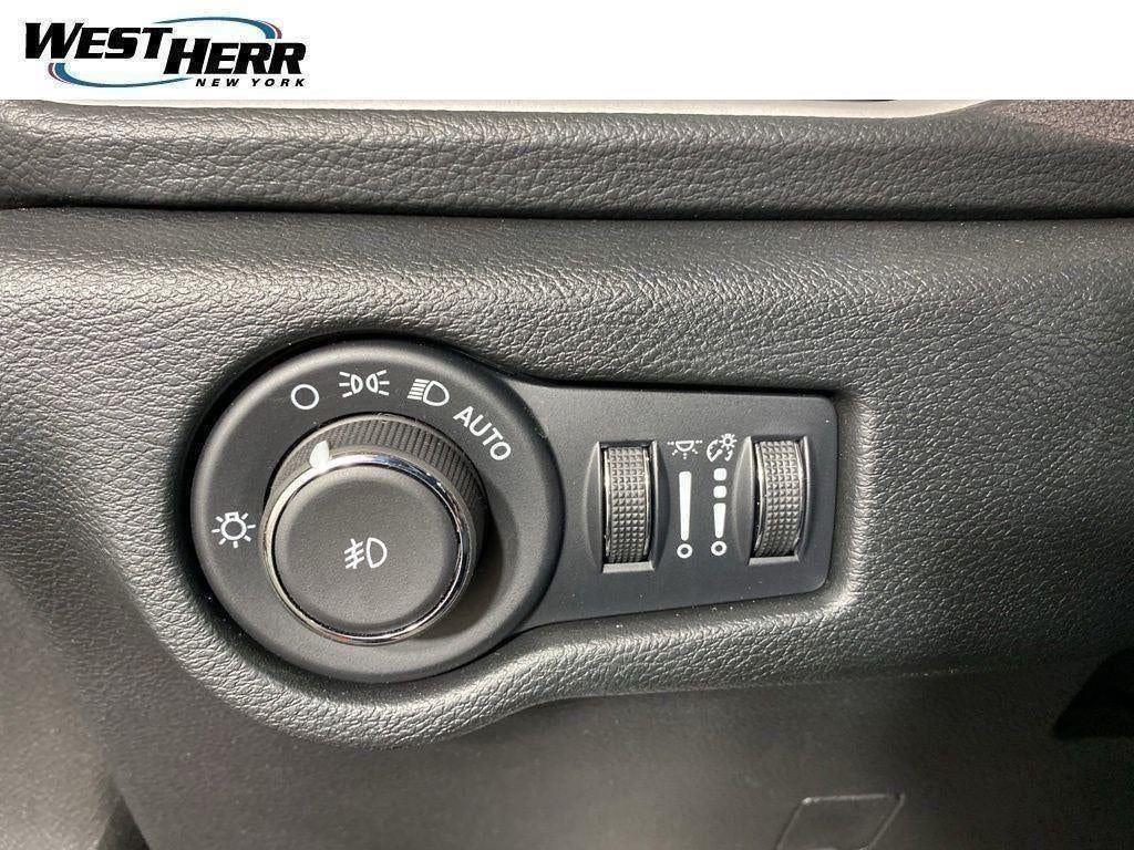 Used 2026 Red Hot Pearlcoat Chrysler Select image 39