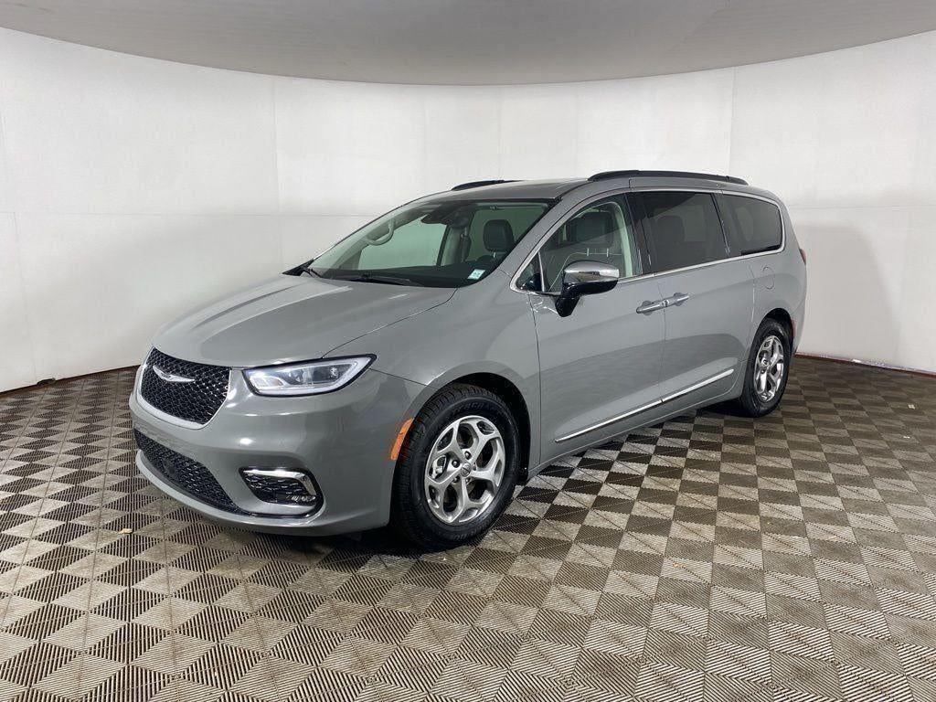 Used 2023 Ceramic Gray Clearcoat Chrysler Limited image 39