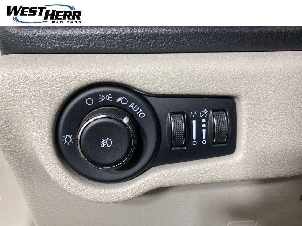 Certified Used 2023 Silver Mist Clearcoat Chrysler Limited image 10
