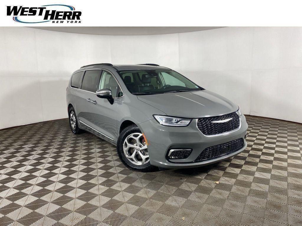 Used 2023 Ceramic Gray Clearcoat Chrysler Limited image 37