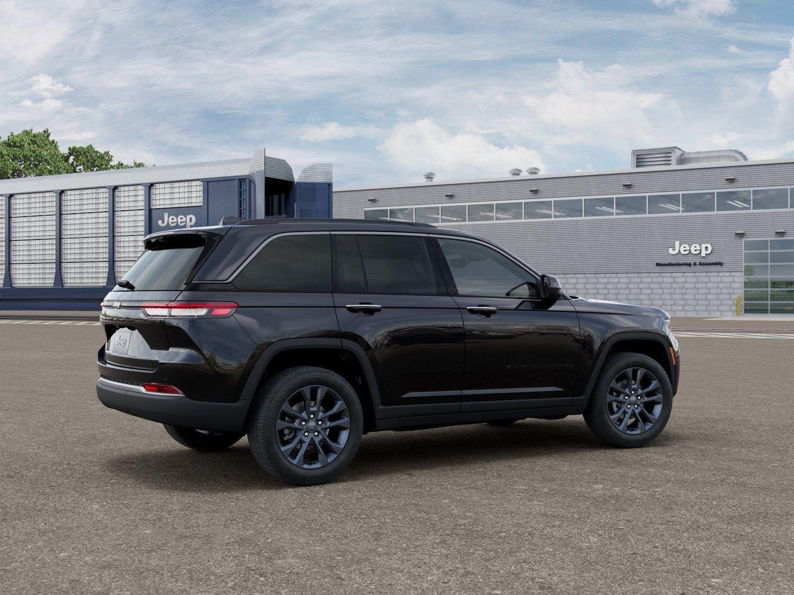 New 2026 Diamond Black Crystal Pearl-Coat Exterior Paint Jeep GRAND CHEROKEE 85TH ANNIVERSAR image 81