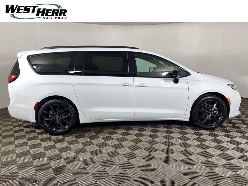 Used 2026 Bright White Clearcoat Chrysler Select image 46