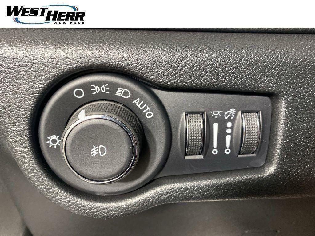 Used 2026 Bright White Clearcoat Chrysler Select image 33