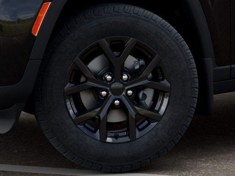 New 2026 Diamond Black Crystal Pearl-Co Jeep GRAND CHEROKEE LAREDO ALTITUDE image 8
