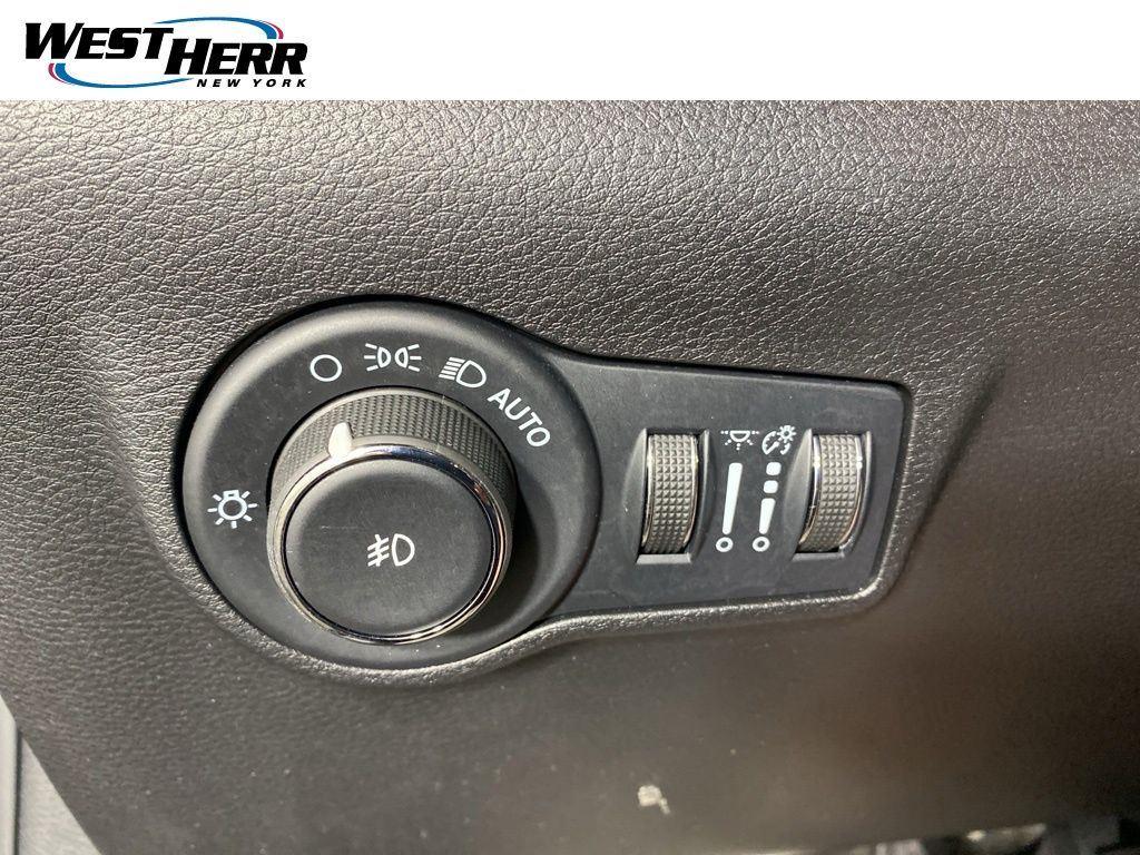 Certified Used 2022 Diamond Black Crystal Pearlcoa Jeep Latitude 4x4 image 12