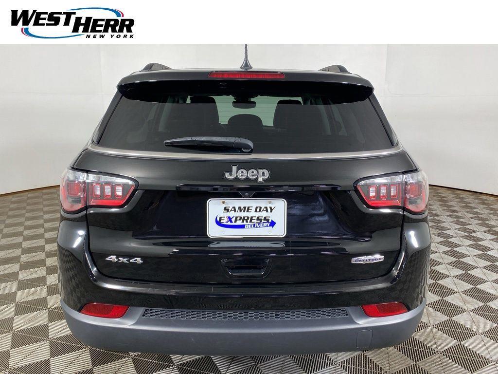Certified Used 2022 Diamond Black Crystal Pearlcoa Jeep Latitude 4x4 image 18