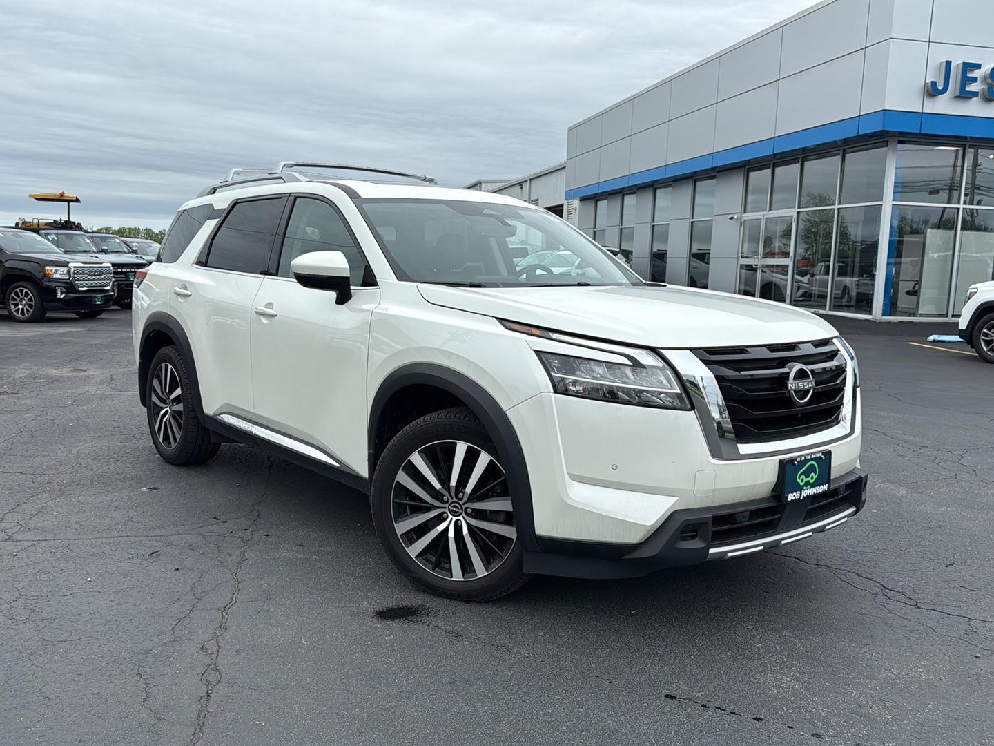 Pearl White Tricoat 2024 Nissan Pathfinder Platinum 4WD SUV / Crossover All-Wheel Drive Automatic