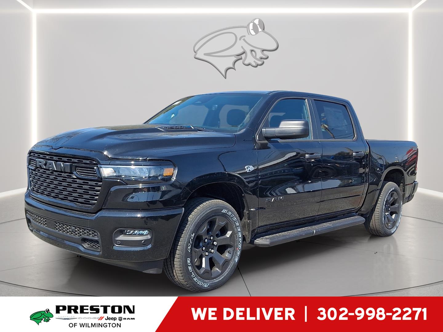 Diamond Black Crystal Pearlcoat 2026 RAM 1500 Express Crew Cab 4WD Pickup Truck Four-Wheel Drive 8-Speed Automatic