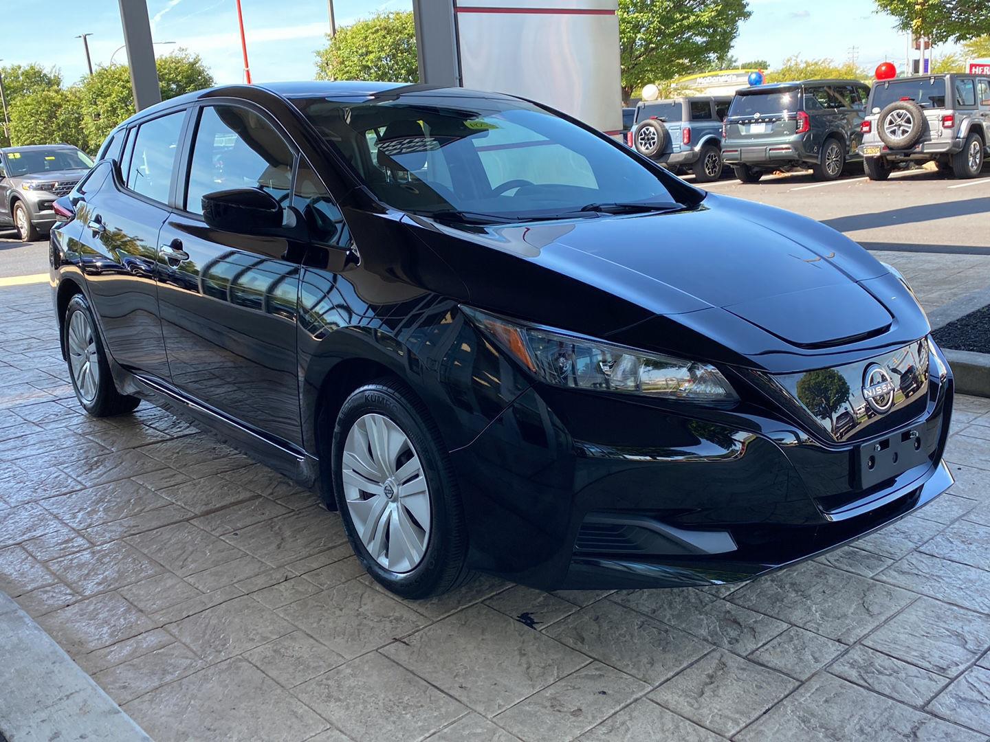 Used 2023 Super Black Nissan S image 4