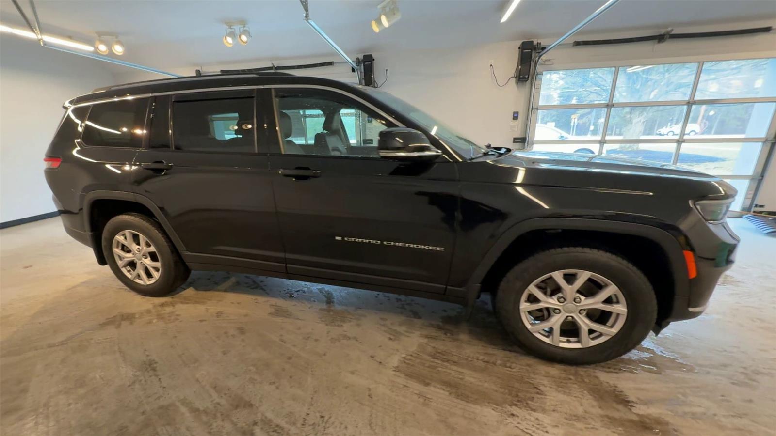 Diamond Black Crystal Pearlcoat 2021 Jeep Grand Cherokee L Limited 4WD SUV / Crossover Four-Wheel Drive 8-Speed Automatic