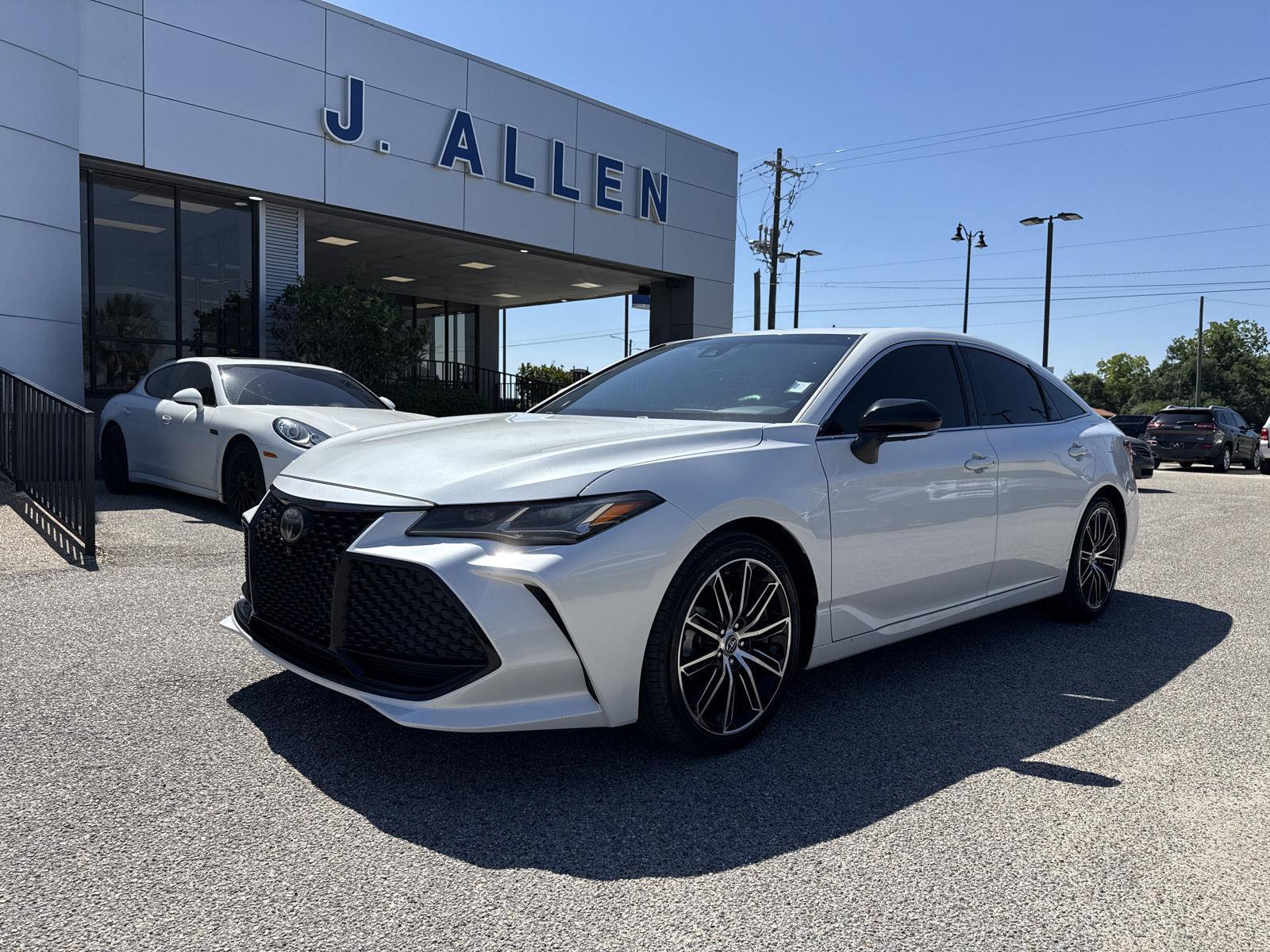 White (Wind Chill Pearl) 2019 Toyota Avalon Touring FWD Sedan Front-Wheel Drive 8-Speed Automatic