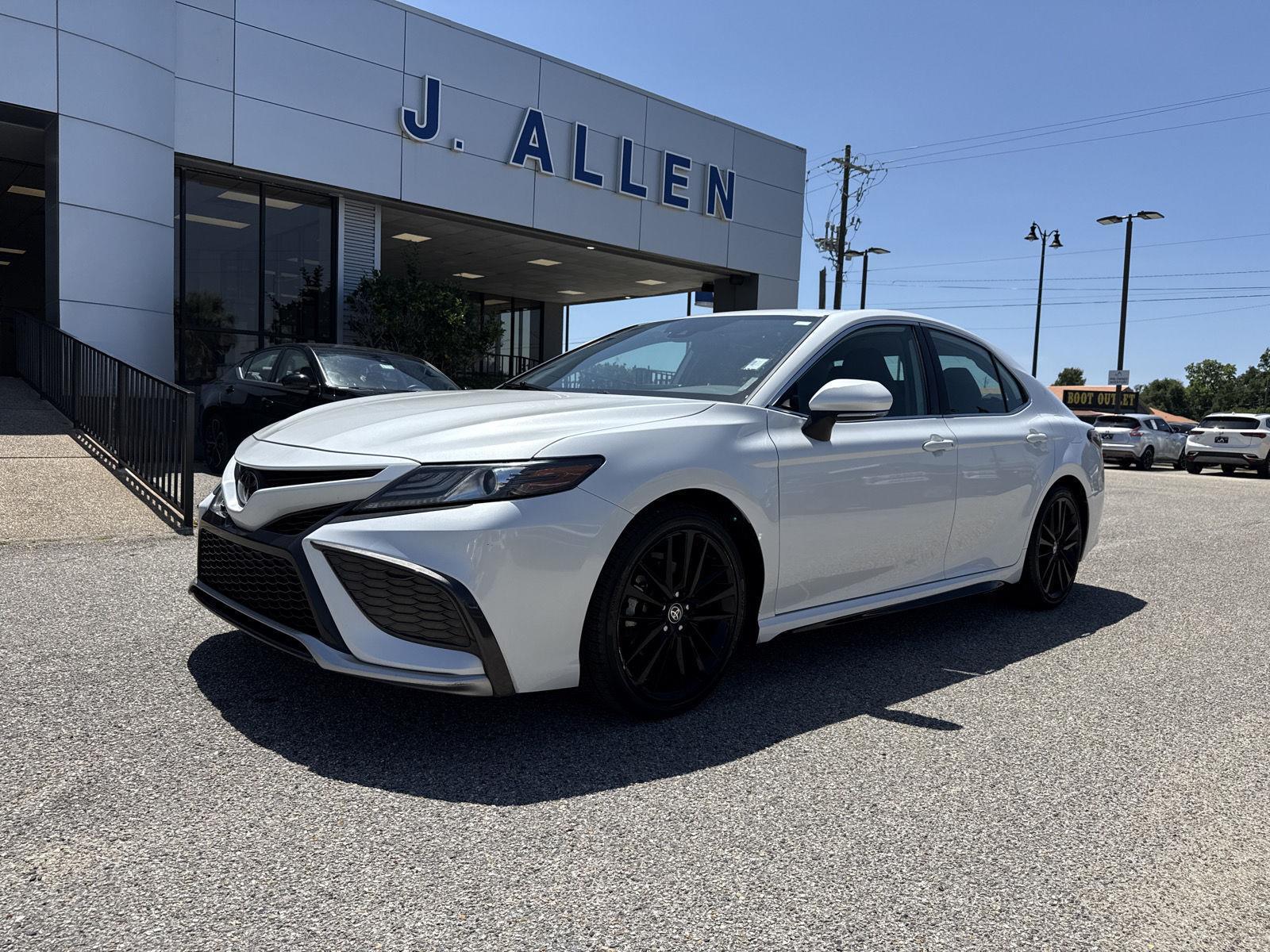 White (Wind Chill Pearl) 2021 Toyota Camry XSE FWD Sedan Front-Wheel Drive 8-Speed Automatic