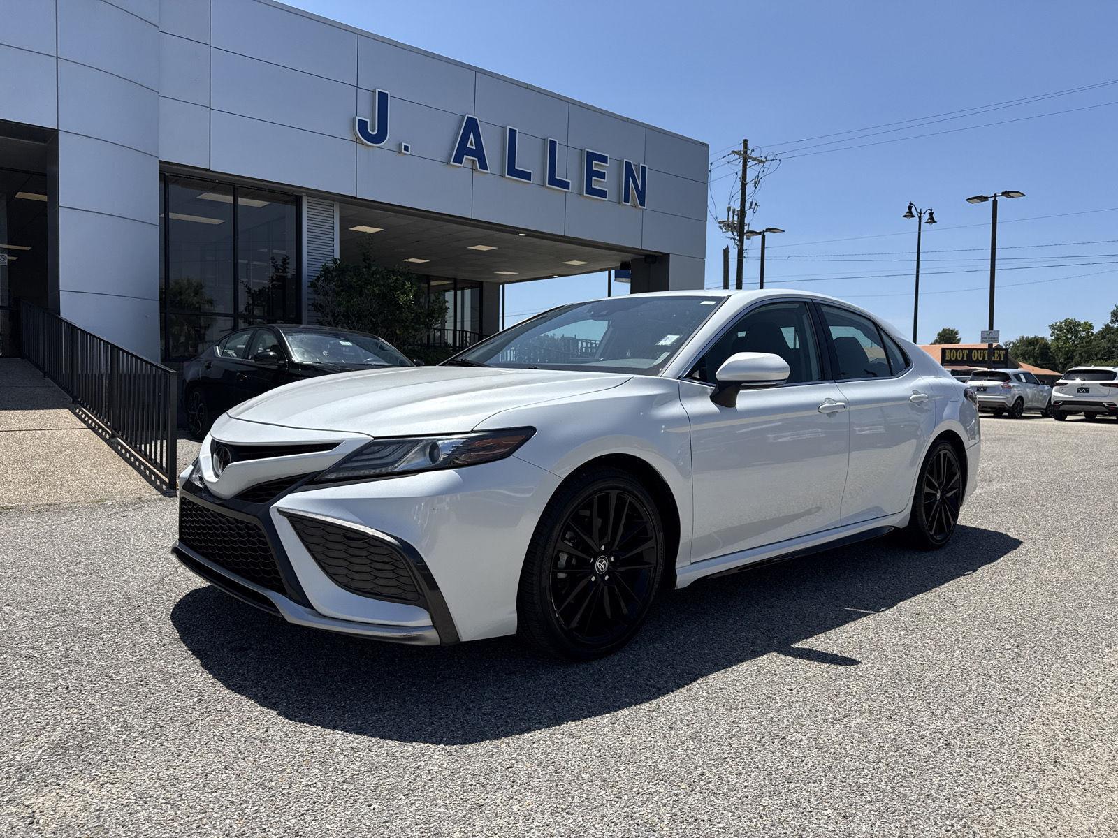White (Wind Chill Pearl) 2021 Toyota Camry XSE FWD Sedan Front-Wheel Drive 8-Speed Automatic