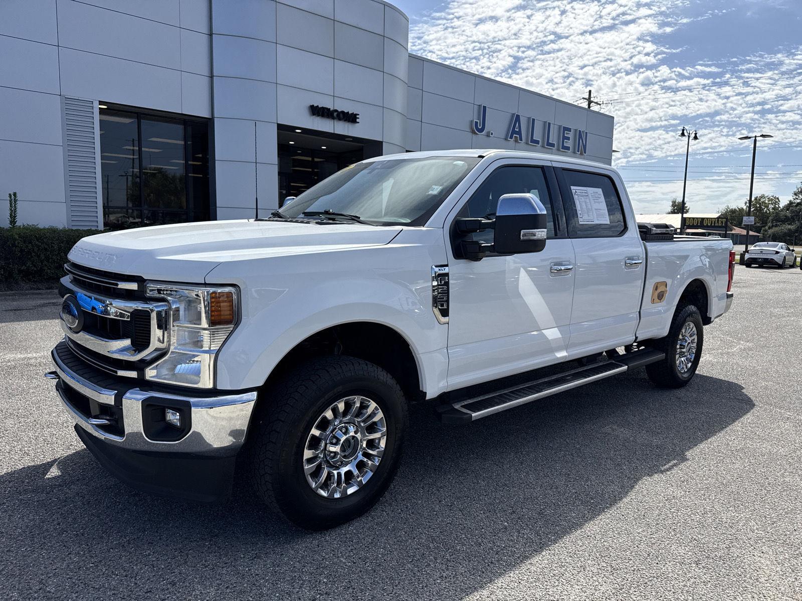 Oxford White 2022 Ford F-250 Super Duty Pickup Truck Four-Wheel Drive Automatic