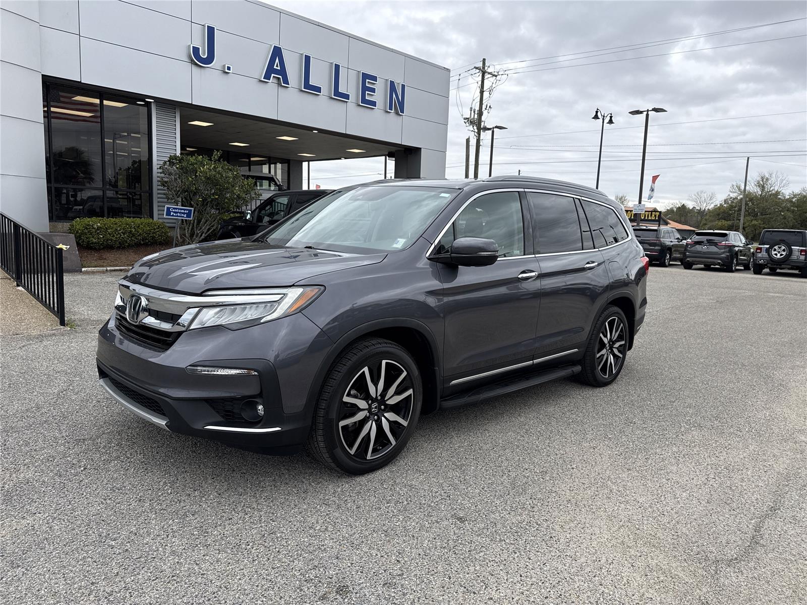 2022 Honda Pilot Touring FWD with Rear Captain's Chairs