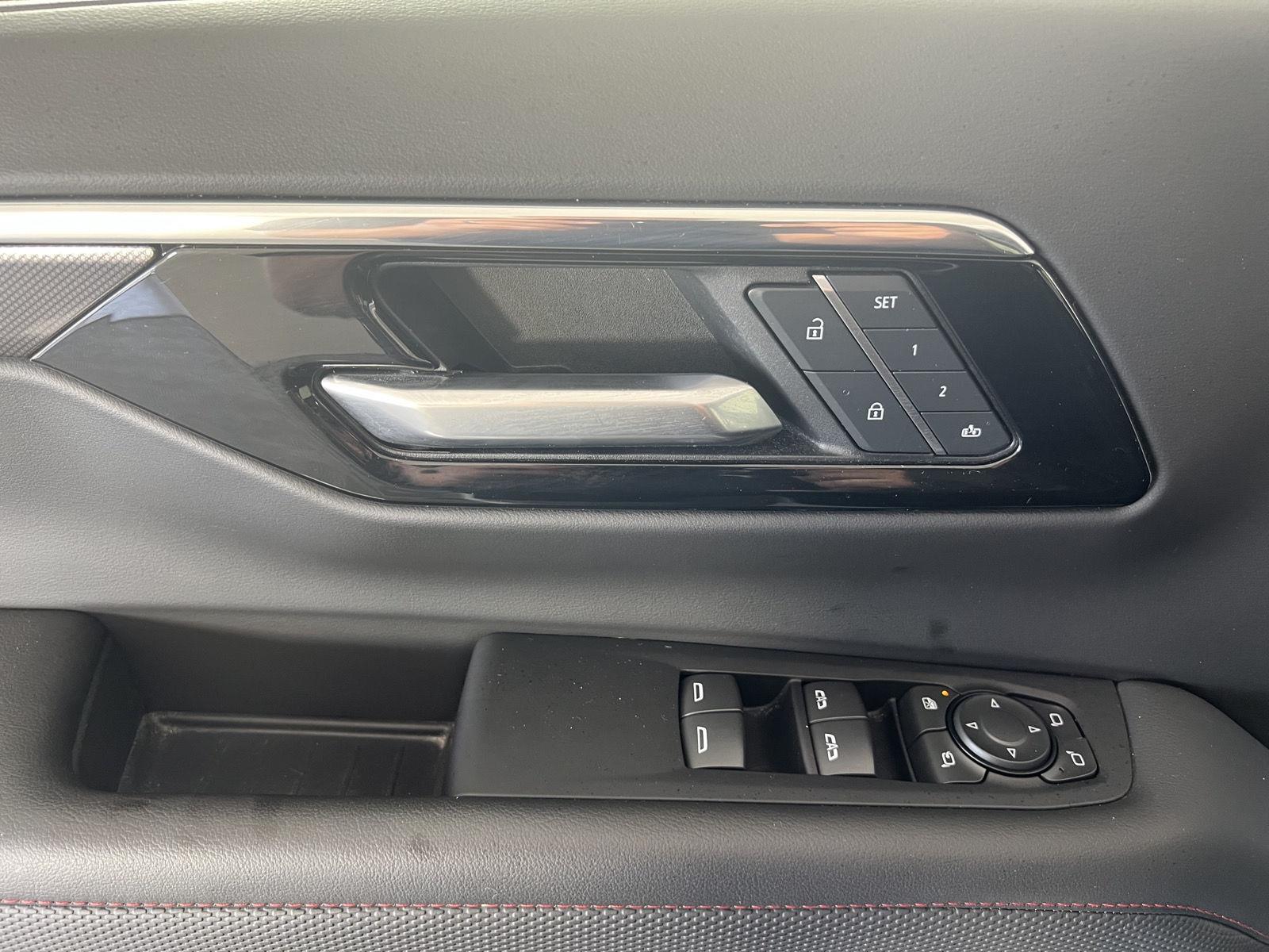 Used 2025 Pearl Chevrolet RST image 7