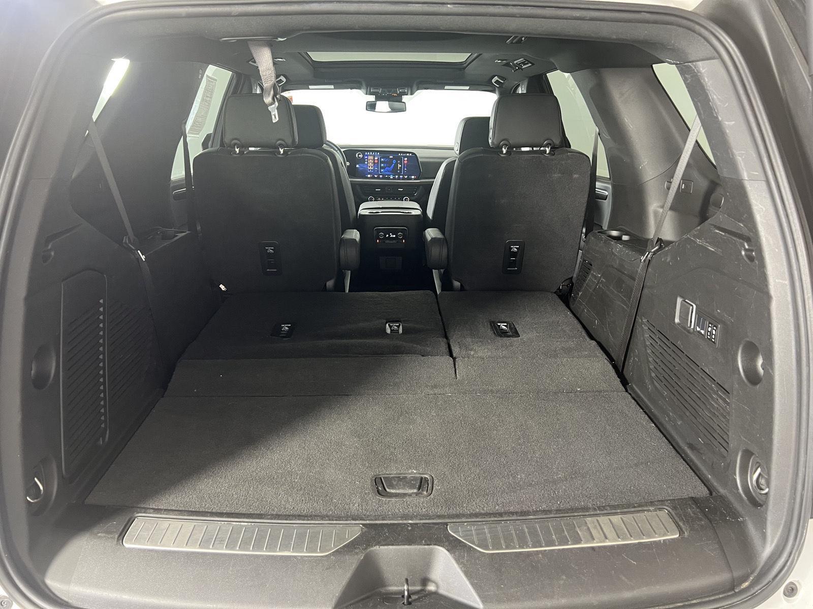 Used 2025 Pearl Chevrolet RST image 25