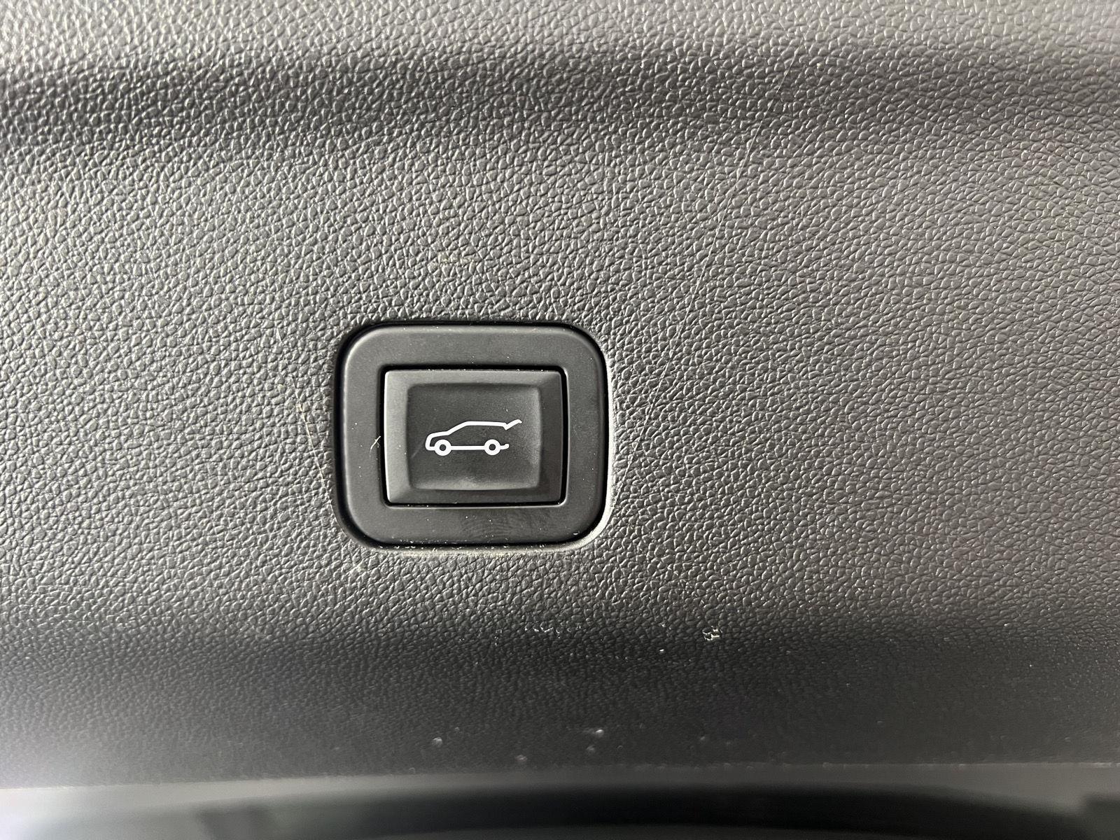 Used 2025 Pearl Chevrolet RST image 26
