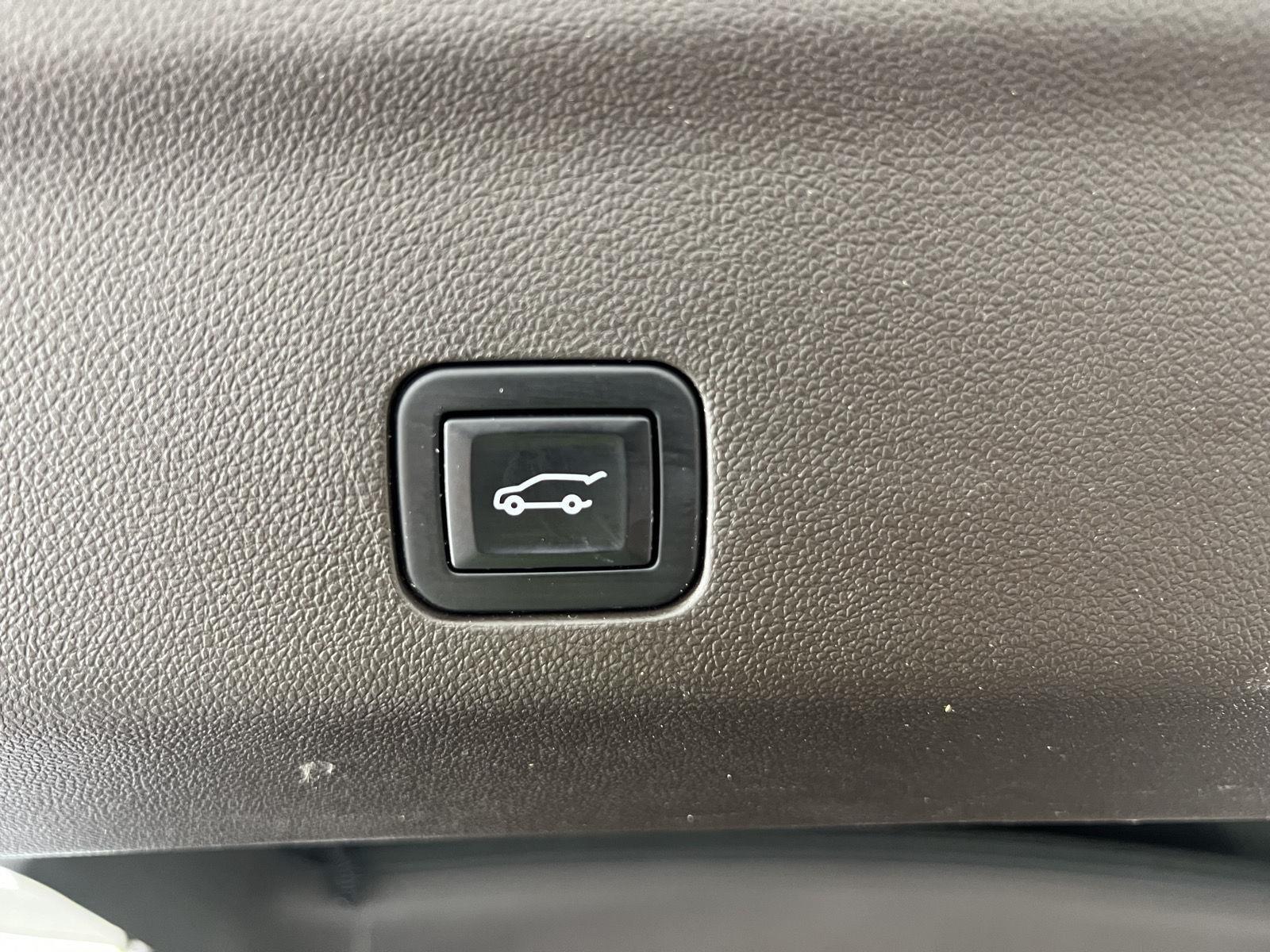 Used 2022 White Frost GMC SLT image 29
