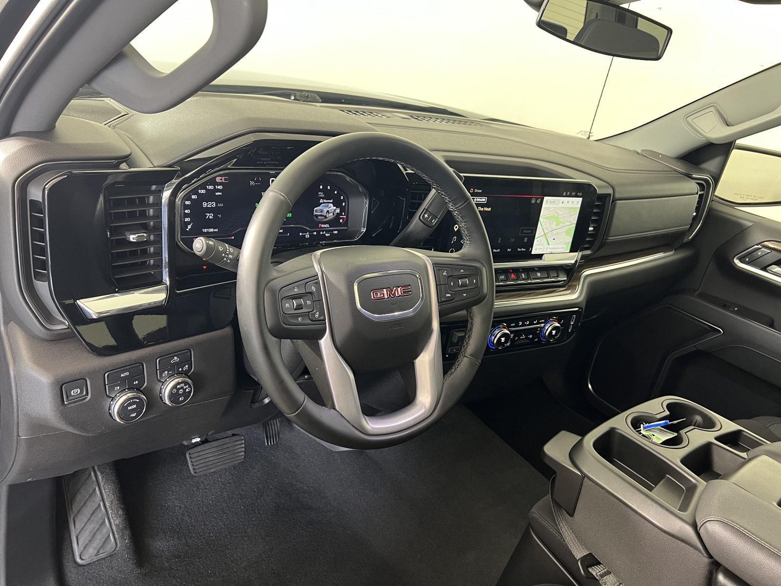 Used 2025 Onyx Black GMC Elevation image 17