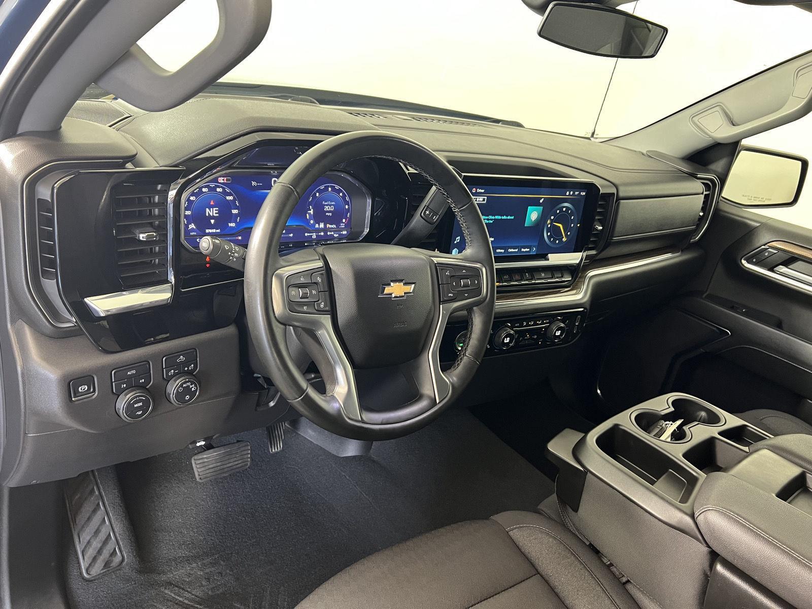 Used 2024 Lakeshore Blue Metallic Chevrolet LT image 4